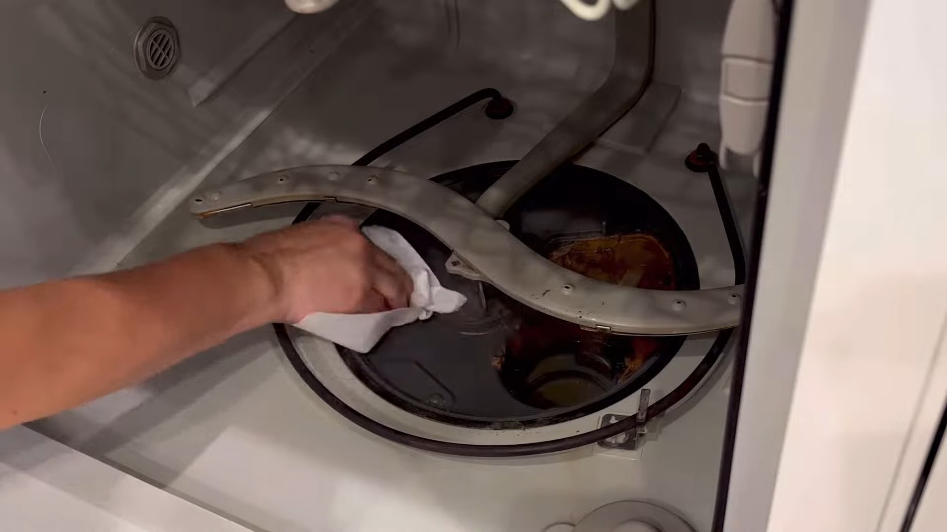 Spülmaschine reinigen für glänzendes Geschirr