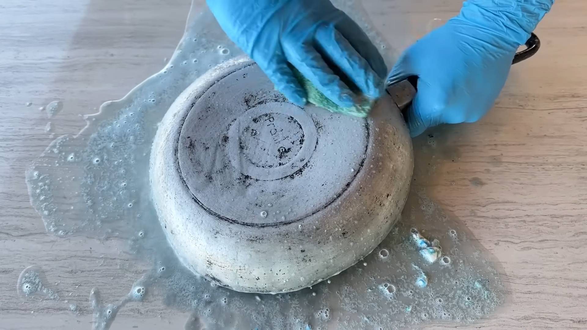 Pfannen reinigen mit Hausmitteln